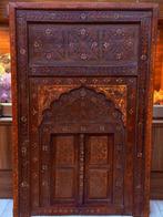 Houten deurpaneel met houtsnijwerk in