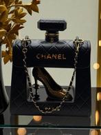 Art Stray-Nos - “ L’Écrin Doré : Licone Chanel sous Vitrine