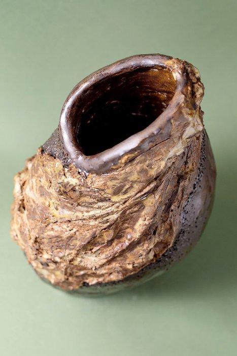 Natasha Breen - Vaas - Klei - Folded Earth, Antiquités & Art, Art | Objets design