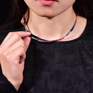 Zonder Voorbehoud - Robijn-, Smaragd- en Saffierketting -