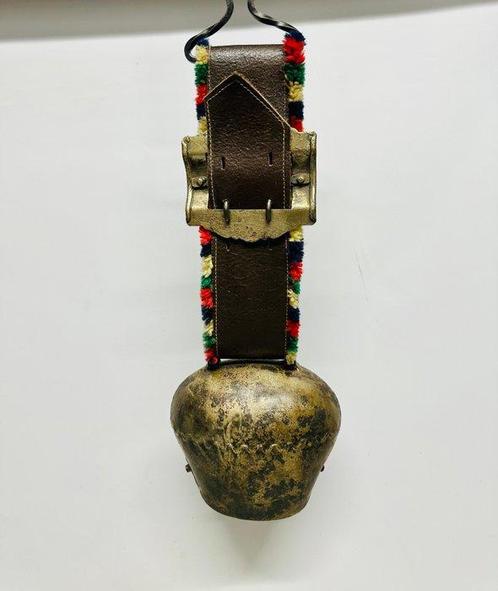 Decoratieve bel - GROTE ANTIEKE ZWITSERSE KOEBEL MET LEDEREN, Antiek en Kunst, Curiosa en Brocante