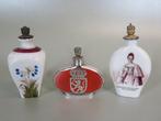 Parfumflesje Wilhelmina, Wapenschild leeuw en bloemen -, Antiek en Kunst, Curiosa en Brocante
