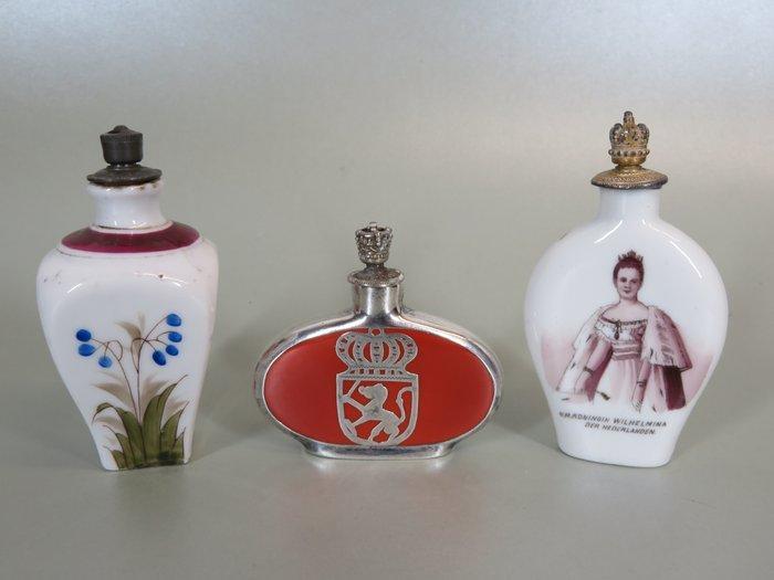 Parfumflesje Wilhelmina, Wapenschild leeuw en bloemen -, Antiek en Kunst, Curiosa en Brocante