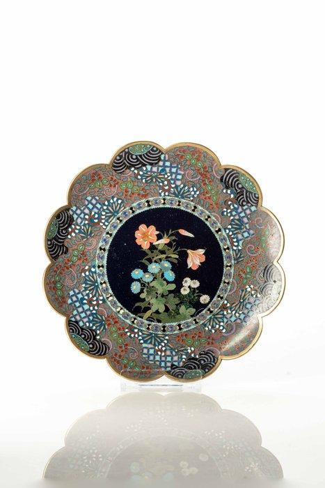 Plat - A circular and lobed-shaped cloisonné plate worked in, Antiquités & Art, Antiquités | Autres Antiquités