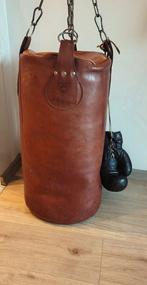 Oude vintage echte leren bokszak en bokshandschoenen. -