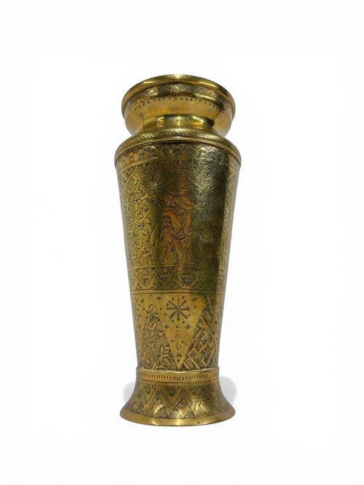 Hand-Engraved Vase - Vaas - Messing, Antiek en Kunst, Curiosa en Brocante