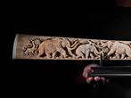 PAS DE PRIX DE RÉSERVE - Rostrum de grand espadon sculpté