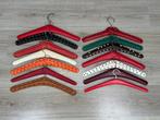 Grote collectie van 14 vintage kleurrijke kleerhangers -