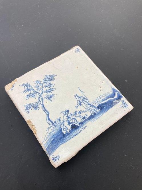 Tegel - Antieke Delfts blauwe tegel met twee herders en, Antiek en Kunst, Antiek | Glaswerk en Kristal