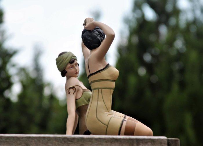 Beeldje - Lingerie ladies (2) - Porselein, Antiquités & Art, Art | Objets design