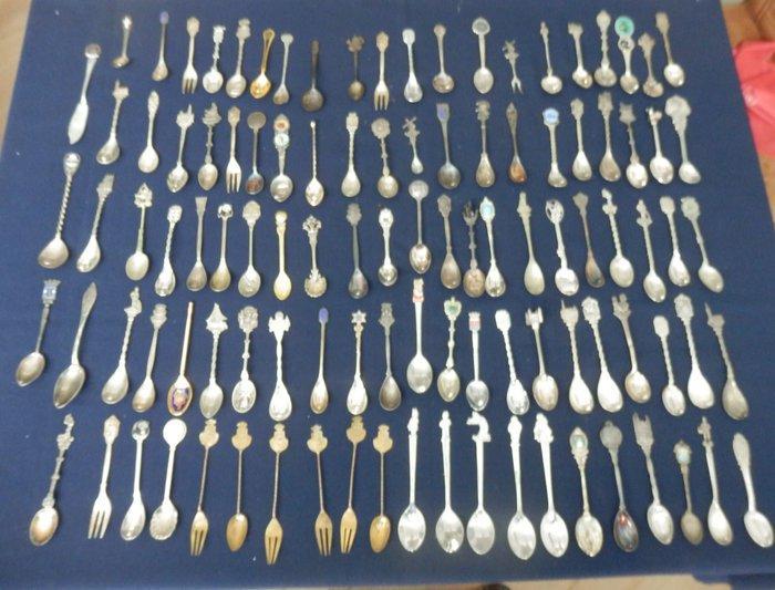 Groot lot van ruim 105 verzilverde lepeltjes vnl. europa -, Antiquités & Art, Antiquités | Jouets