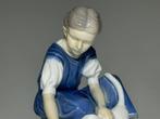 Bing & Grondahl - Figurine - Only One Drop #1745 -