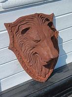 Sculpture, xxl gietijzeren leeuwenkop op een wapenschild 21, Antiek en Kunst, Curiosa en Brocante