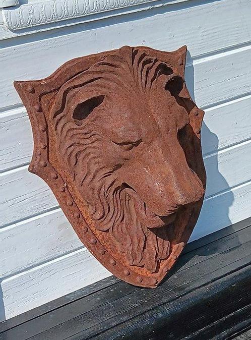 Sculpture, xxl gietijzeren leeuwenkop op een wapenschild 21, Antiek en Kunst, Curiosa en Brocante