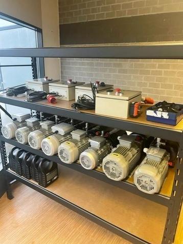 Masten, oliepompen en stuurkasten voor goederenlift. beschikbaar voor biedingen