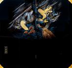 Bois, Une paire de paravents laqués noirs à deux panneaux