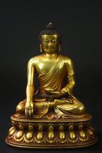 This is a statue of Sakyamuni Buddha - Verguld brons - China, Antiquités & Art