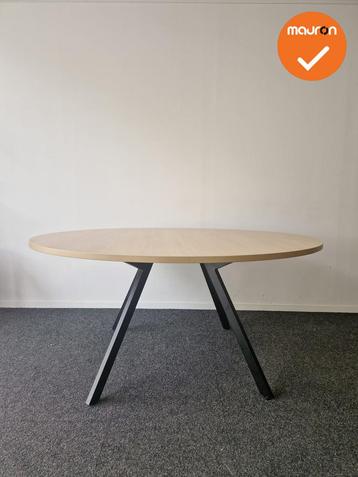 Vergadertafel - rond - 160 cm - Eiken blad - Met een zwart o, Vergader- of Presentatieruimte, Ophalen of Verzenden, Gebruikt, Tafel