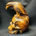 Sculpture de corbeau sur crâne humain, taillée à la main