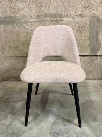 3 Greige stoelen met zwarte houten poten beschikbaar voor biedingen