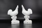 A pair of Dehua Blanc de Chine cockerels - Porselein - China, Antiek en Kunst