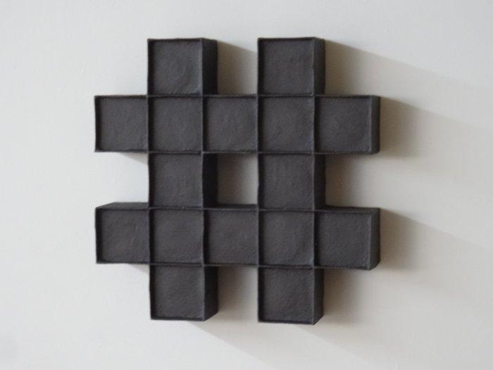 Hans Meeuwsen - Reliëf, 2025 - 61 zwarte hashtag - 125 mm, Antiek en Kunst, Kunst | Designobjecten