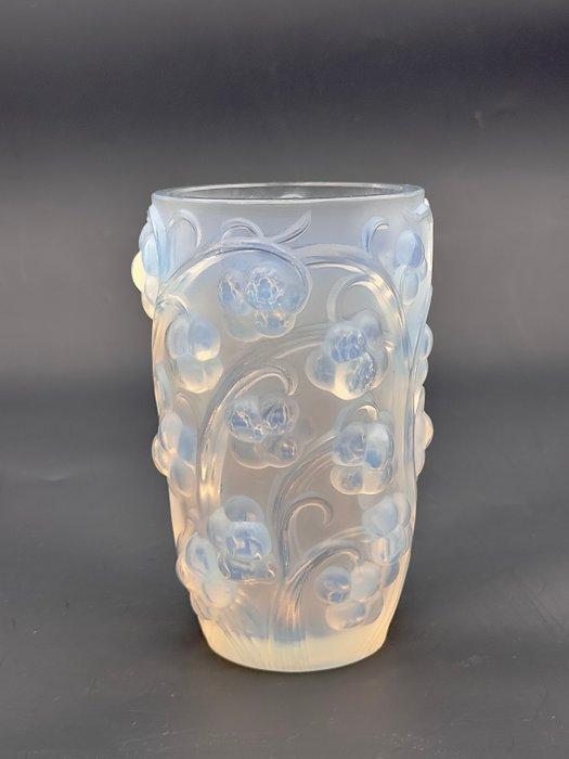 René Lalique - Vaas - Vaas “Raisins”, opaalglas, model nr., Antiek en Kunst, Antiek | Meubels | Stoelen en Sofa's