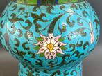 Een cloisonné emaille uit de Qing-dynastie, met een groot