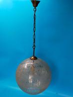 Lampe - Suspension — lampe boule en verre au décor craquelé