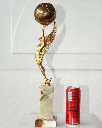 Statue, Een hellenistisch gevleugelde verguld vrouwelijk