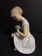 Wallendorf - Beeldje - Girl with Flowers - Biscuit porselein
