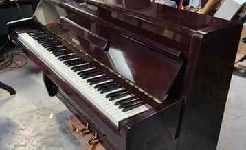 Très bon piano Kawai acajou laqué en très bon état disponible aux enchères