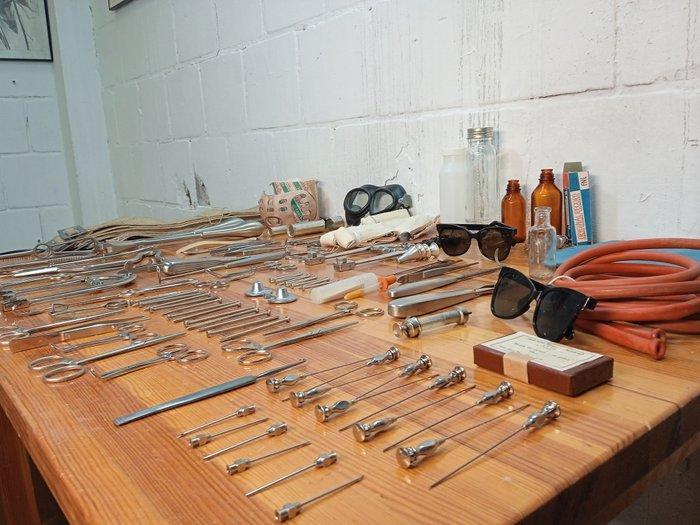 Chirurgische instrumenten (264) - Glas, Hout, Metaal,, Antiek en Kunst, Antiek | Wandborden en Tegels