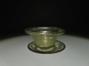 Middeleeuws Glas Palmbeker. 6e - 7e eeuw n.Chr. 7,5 cm