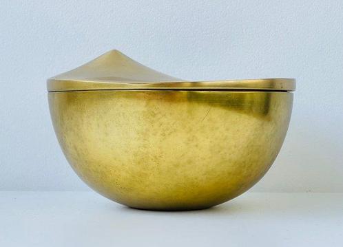 Stelton - Mikaela Dörfel - Boîte - Aluminium, Laiton - Peak, Antiek en Kunst, Antiek | Meubels | Stoelen en Sofa's