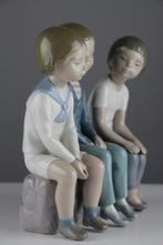 Lladró - Beeldje - Three Boys Sitting - #01004980 -, Antiek en Kunst
