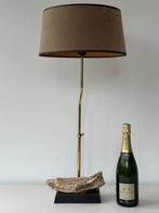 Tafellamp - Een lamp met versteend hout. - versteend hout