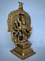 Mahisuramardin, met acht armen en prabhvali, India