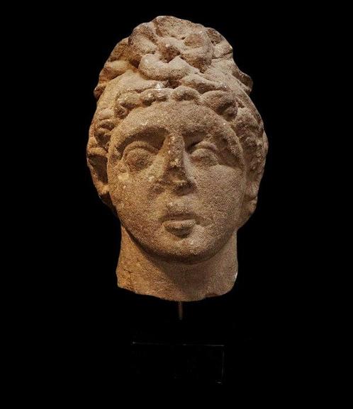 Oud-Romeins Portret van een jonge vrouw in geslepen steen,, Antiek en Kunst, Antiek | Overige Antiek