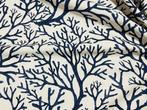 Tissu en coton élégant à motif corail bleu sur fond blanc -