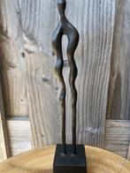 Artihove - Beeldje - Abstracte slanke figuur op vierkante