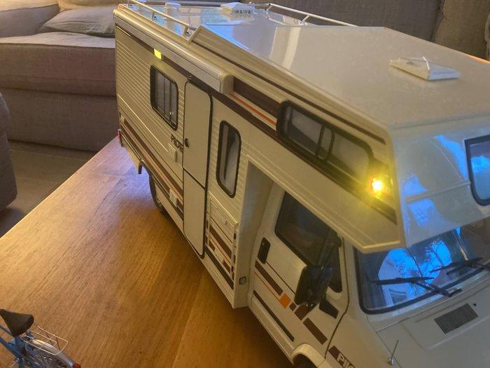Hachette 1:8 - Model bestelwagen - Camping Car Pilote R570, Hobby & Loisirs créatifs, Voitures miniatures | 1:5 à 1:12