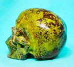 Handgesneden beeldhouwwerk van een menselijk schedel.