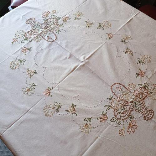 Tafelkleed  - 190 cm - 140 cm - Handgeborduurde nappe, Antiek en Kunst, Antiek | Tapijten, Tafelkleden en Textiel