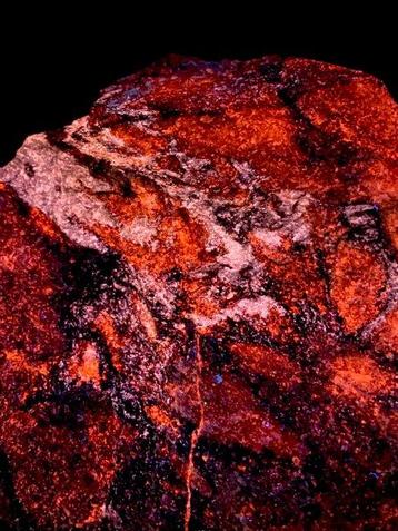 Extreem zeldzame en heldere Johnbaumiet in calciet.
