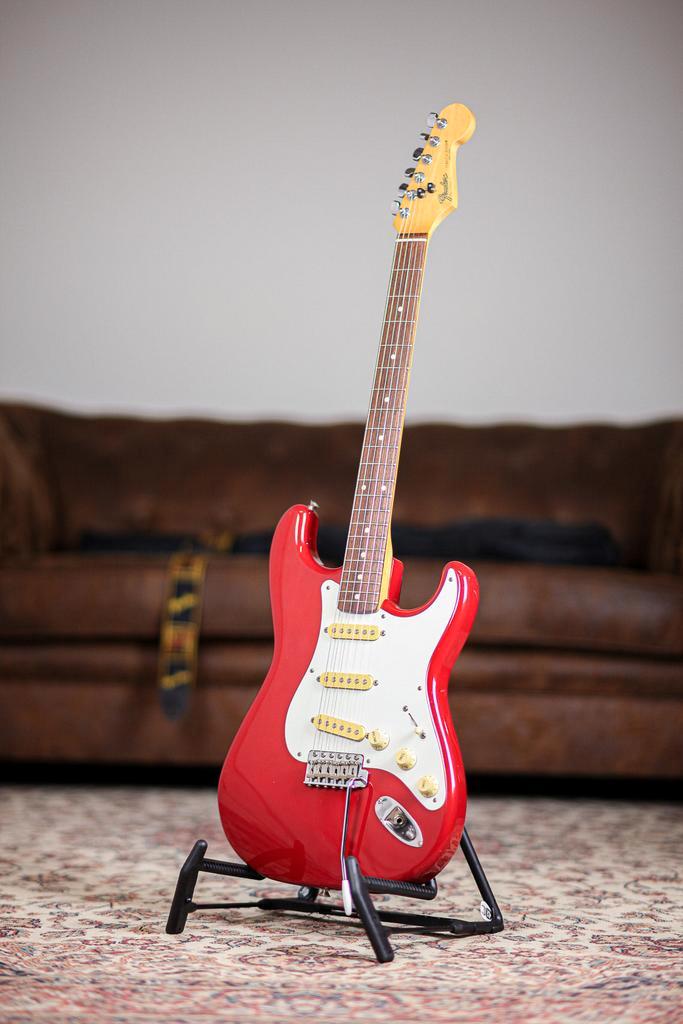 Fender MiJ Stratocaster 1988 | Dakota Red, Musique & Instruments, Instruments à corde | Guitares | Électriques, Envoi