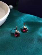 Metaal - Oorbellen - Swarovski rode kristallen oor, Antiek en Kunst