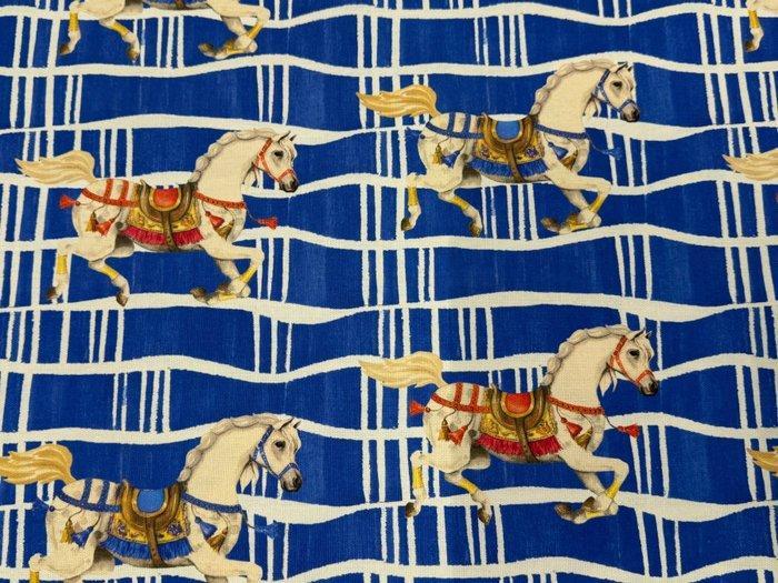 Ruiters in beweging: de stof Ruiters van het, Antiek en Kunst, Antiek | Tapijten, Tafelkleden en Textiel