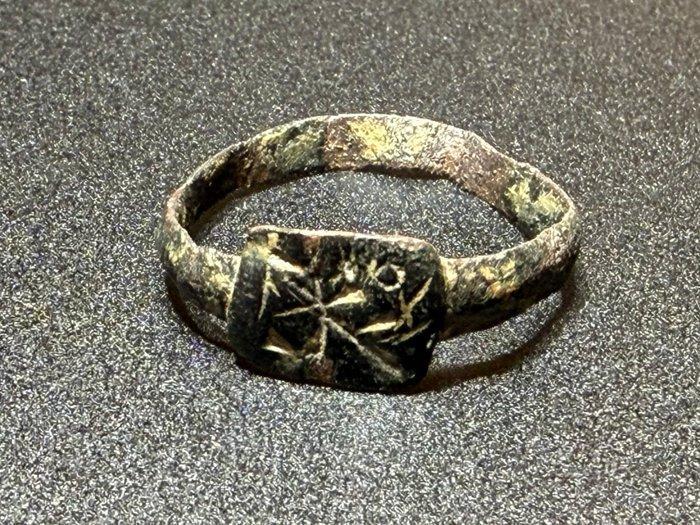 Laat-Romeins / Vroeg-Byzantijns Brons Ring met een, Antiek en Kunst, Antiek | Overige Antiek