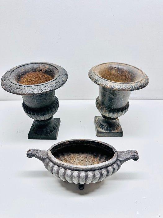 Pot (3) - Gietijzeren tuinurnen - Gietijzer, Antiek en Kunst, Curiosa en Brocante